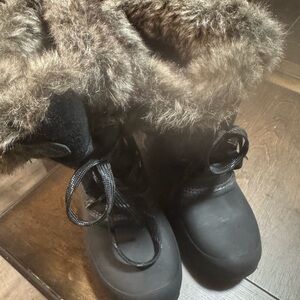 Khombu Black and Tan Winter Boots with Fur